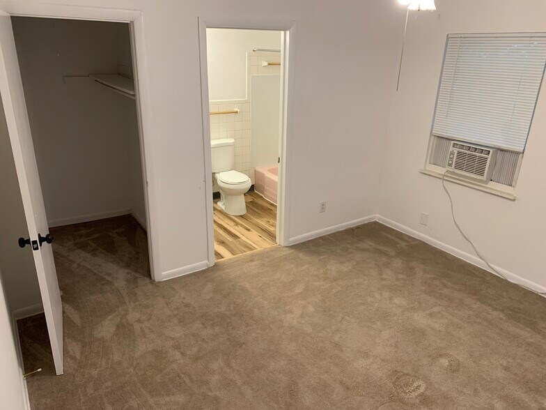 Bedroom/Closet /Bath - 3702 Whittle Springs Rd