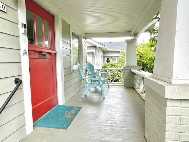 Building Photo - Gorgeous Rose City Park 4 bed Craftsman