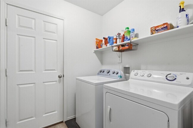 Building Photo - 10101 Newtown Dr