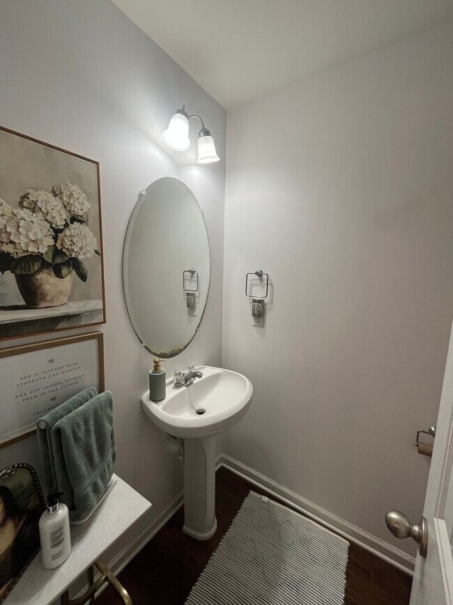 Building Photo - Townhome in Villages of Riverwood, Upgrades include Granite, Hdwd Floors, 1 Car Garage, Community...
