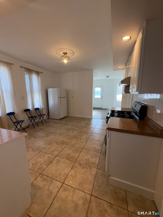 Building Photo - 144 Whittier St