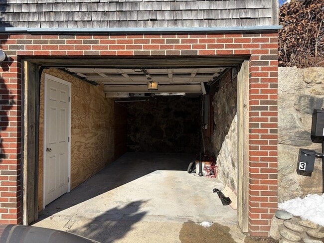 Building Photo - 129 1/2 Summer Street Unit