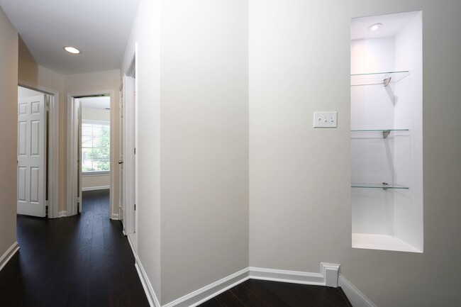 Building Photo - Spacious Bright and Beautiful End Unit Tow...