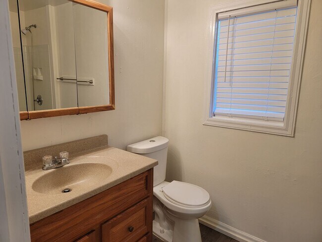 Building Photo - 2 Bedroom 1 Bathroom House Near Caldwell Park