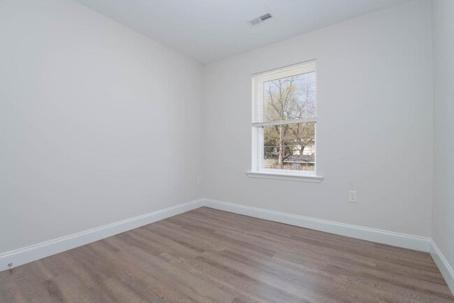 Building Photo - 806 Benninghaus Rd