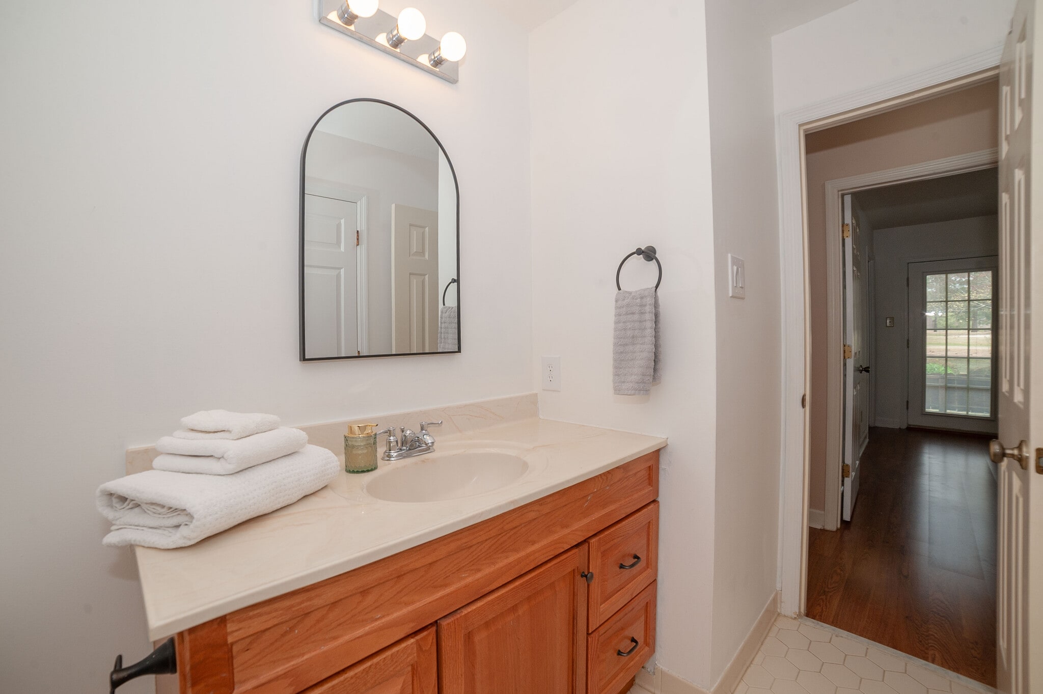 Full guest bath with updated fixtures.. - 6812 Uppingham Rd