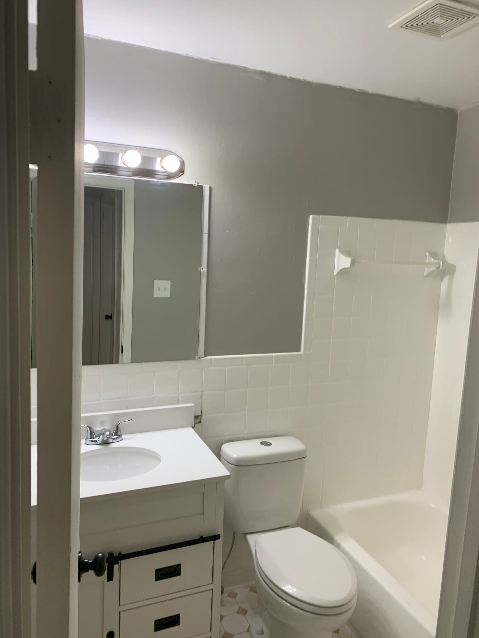 Hall bathroom - 3251 Manor Glenn Ct