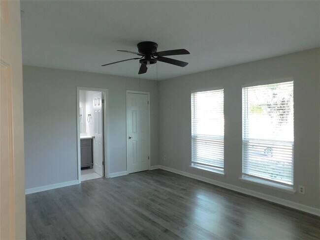 Building Photo - 10100 Woodglen Dr