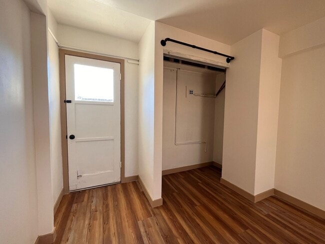 Building Photo - Fully Renovated Home with Large Extra Livingroom and Large Backyar