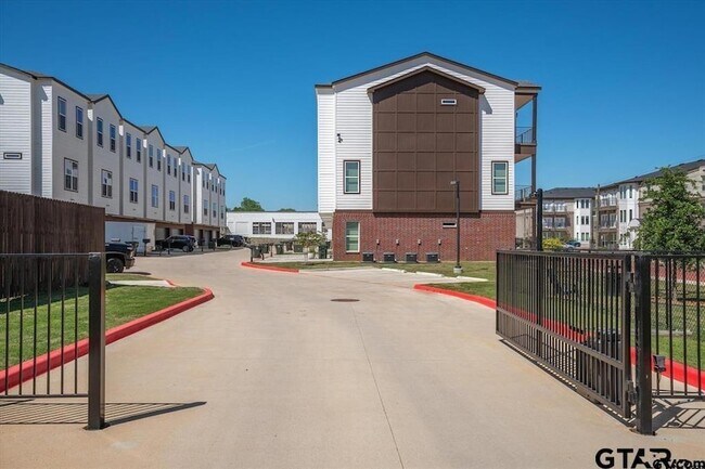 Building Photo - 522 W Erwin St