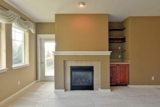 Building Photo - Mukilteo Golf Course View Condo – Modern C...