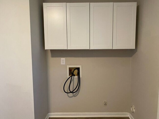 Building Photo - Renovated East Nash Duplex!