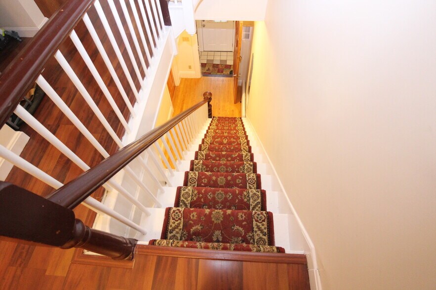 Building Photo - 414 Western Ave