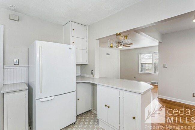 Building Photo - College Hill Gem!