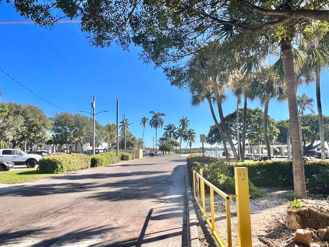 Building Photo - 101 S Golfview Rd