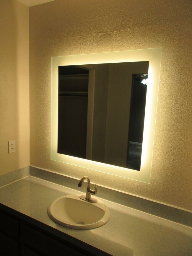 Building Photo - Great Three Bedroom in South Salem