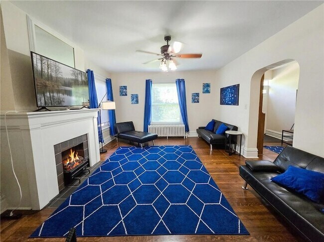 Building Photo - 224 S Pacific Ave