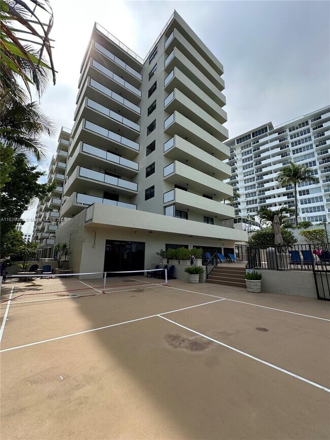 Building Photo - 1621 Collins Ave