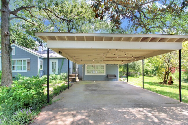 Building Photo - 811 Oakwood Dr