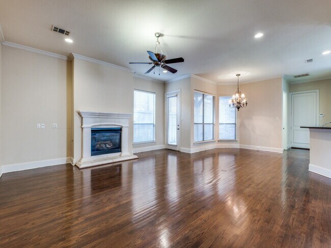 Building Photo - 3 bedroom 3 bath Duplex