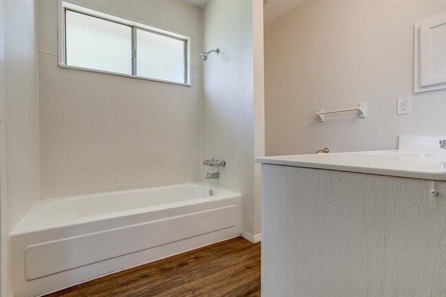 Building Photo - 2504 Ewell Dr