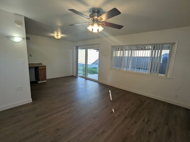 Building Photo - 4 Bedroom 2 Bathroom Single Story Home in Spring Valley