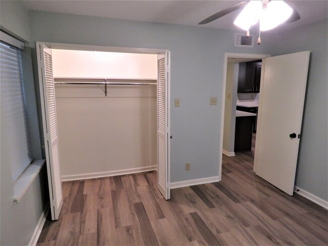 Building Photo - 509 E 7th St