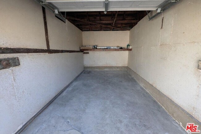 Building Photo - 6208 S Fairfax Ave