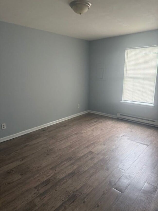 Building Photo - Three Bedroom Apartment in Norfolk