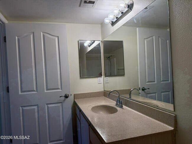 Building Photo - 5751 N Kolb Rd