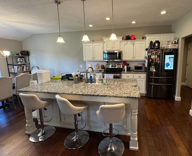 Building Photo - 4 Bedroom | 2 Bathroom | 3 Car Garage| Springfield MO | Fire Place | Covered patio!