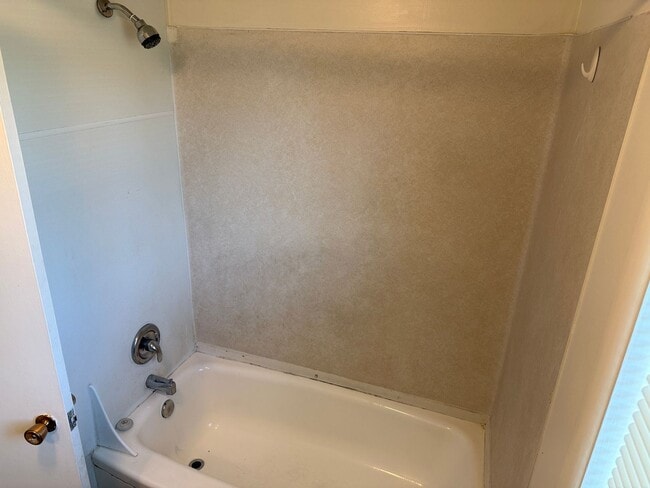 Building Photo - Large upstairs 2 bedroom apartment!