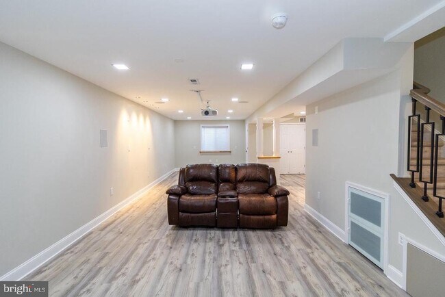 Building Photo - 823 S Haines Cir