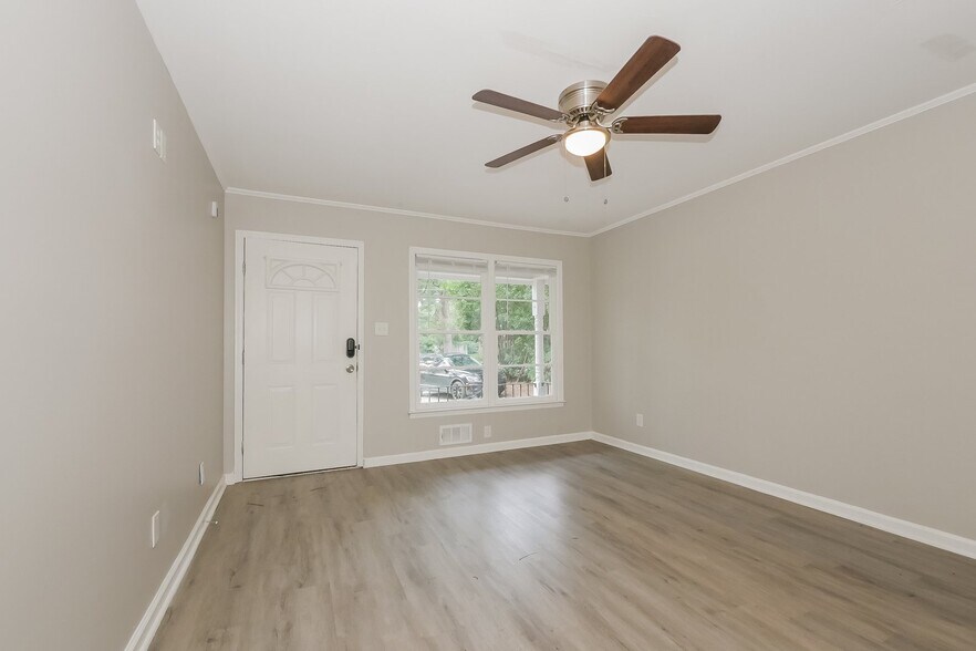 Building Photo - 3215 Commodore Dr