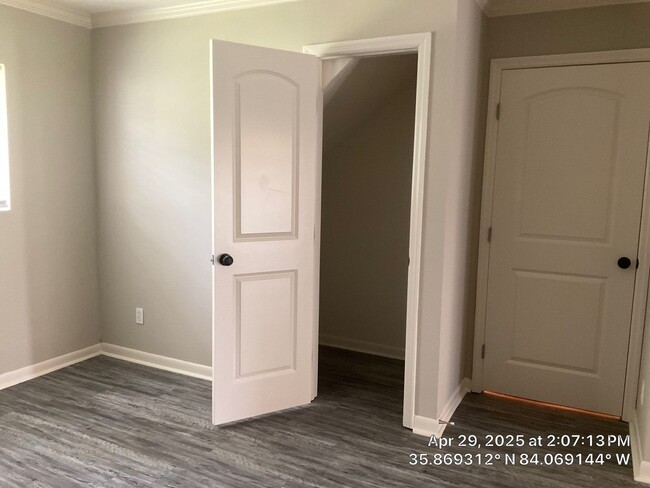 Building Photo - 3 Bedroom / 2.5 Bath House Available Now