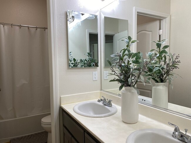 Building Photo - BEAUTIFUL TWO STORY MERCED HOME FOR RENT!