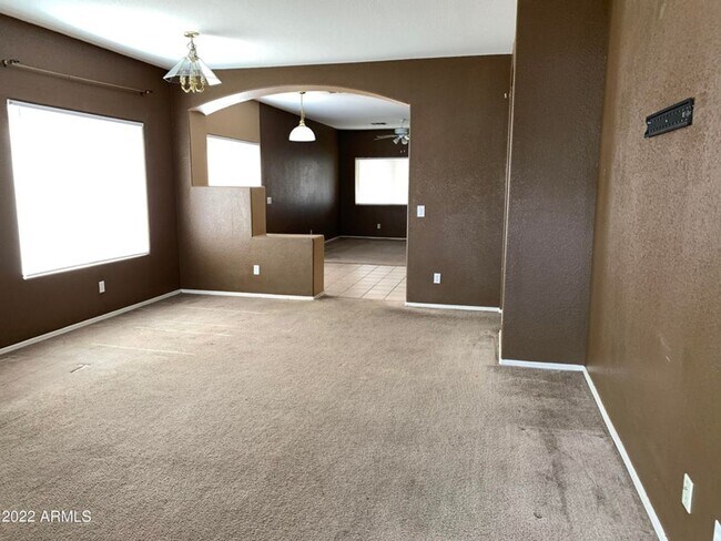 Building Photo - Charming 4 bed, 2 bath home on the golf co...