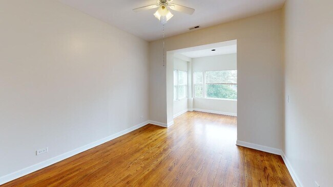 Building Photo - Rogers Park 2 Bed 1 Bath! Available 7/1 / Dog Friendly / Laundry In Building