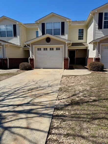 Driveway and garage parking - 581 Wingspan Way