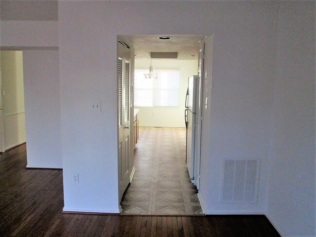 Building Photo - Beautiful 3 Bed 3.5 Bath Townhome With Gor...