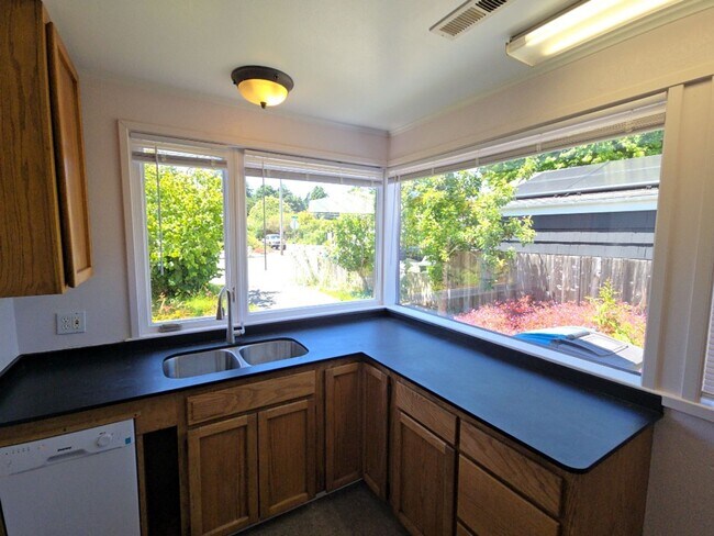 Building Photo - 4BD/2BA Eureka home close to schools, medical services