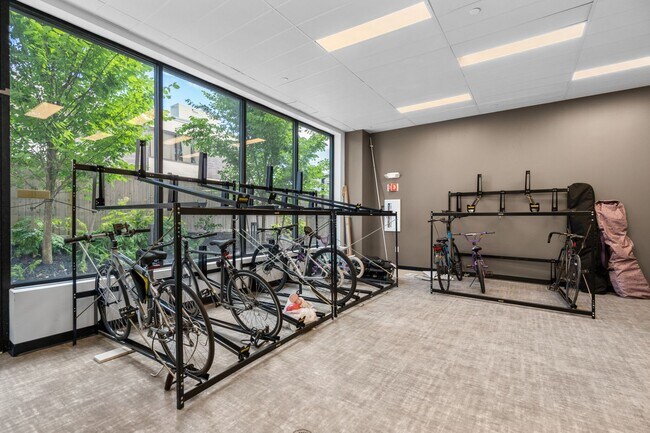 Building Photo - Studio with Laundry in Unit; Gym on Site! ...