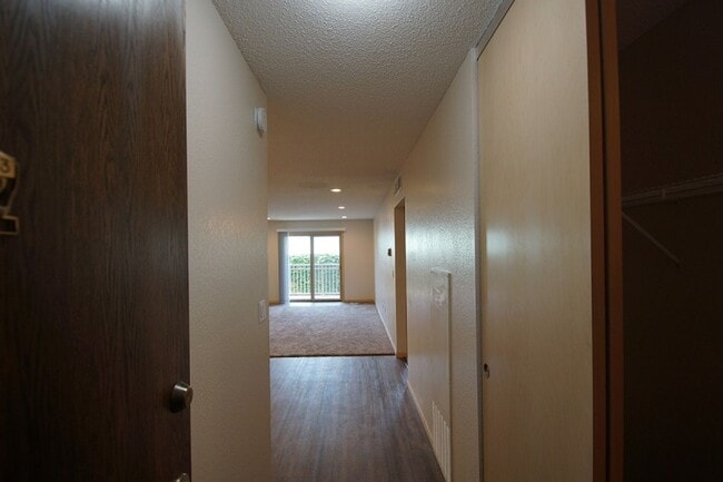 Building Photo - Remodeled 1BR Walk In Closet