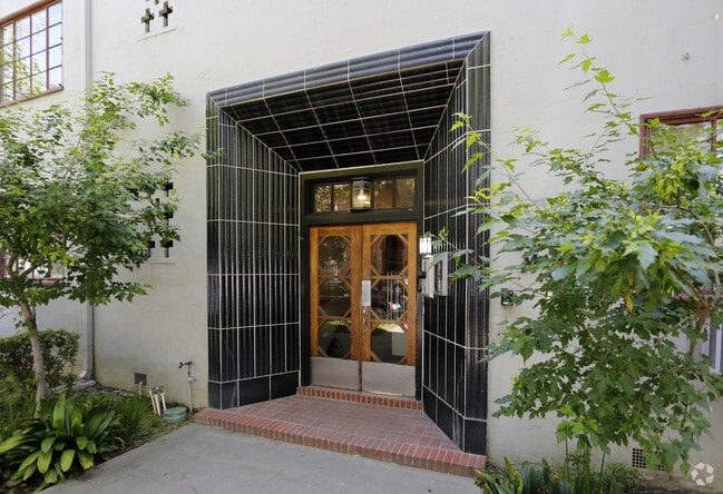 Building Photo - Dauger Manor