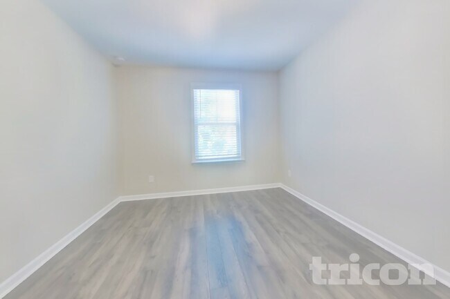 Building Photo - 305 Knowles Pl