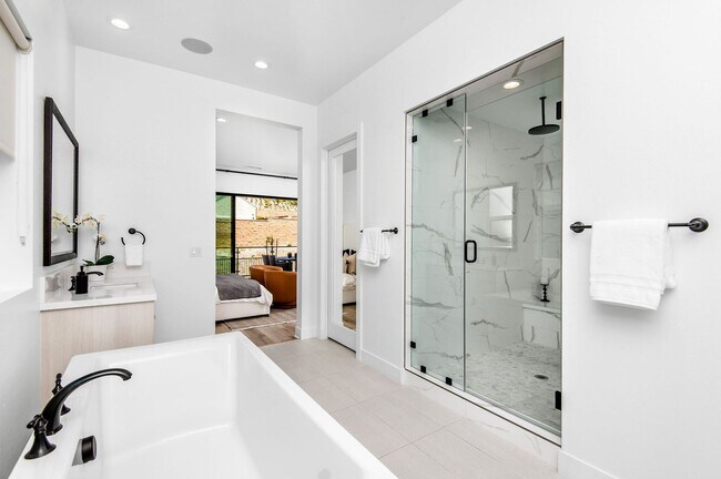 Building Photo - Fantastic 5 bed 4.5 bath with Pool in Porter Ranch !
