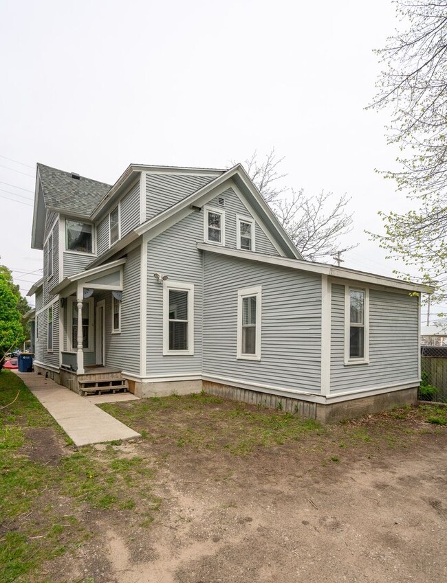 Building Photo - 2 BR Close to Medical Mile with hardwood f...