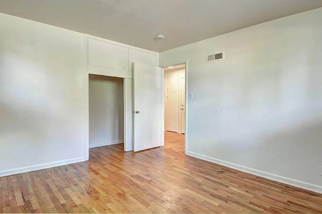 Building Photo - 1110 6th St