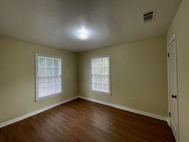 Building Photo - 2005 N 39th A St