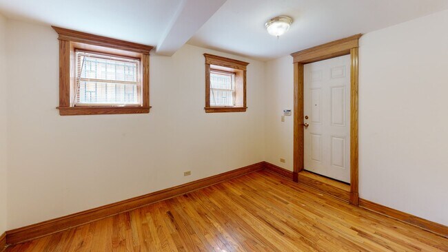 Building Photo - 3912 N Greenview Ave